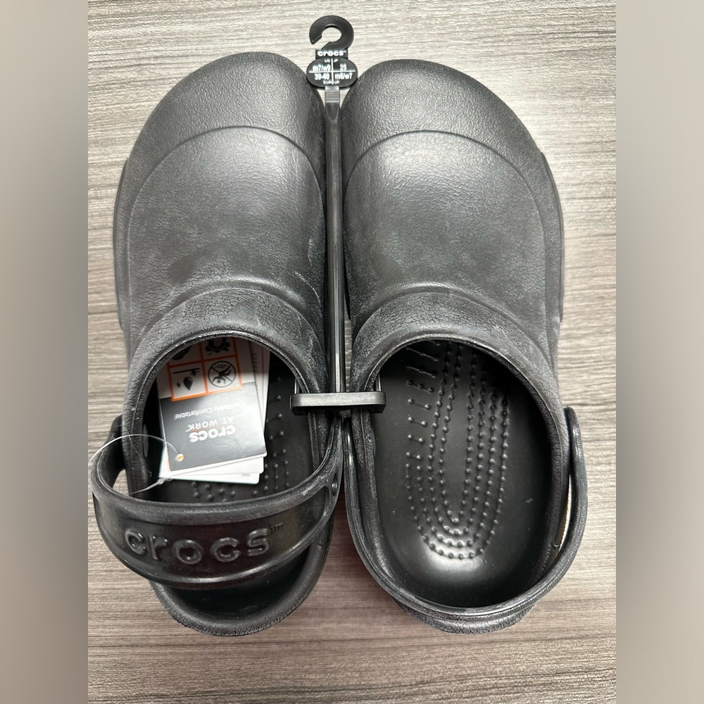 Crocs NIB Bistro *Roomy Fit* Men’s Size 7/Women’s Size 9